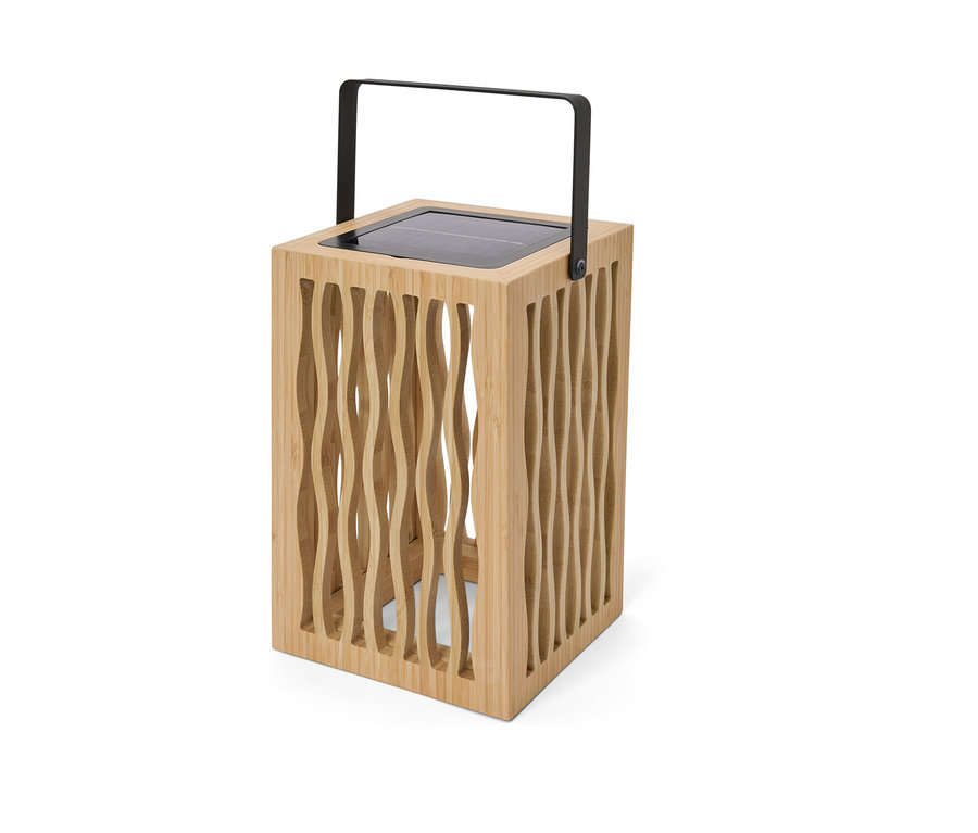 Napelemes viharlámpa fekete fogantyúval és fa kerettel.