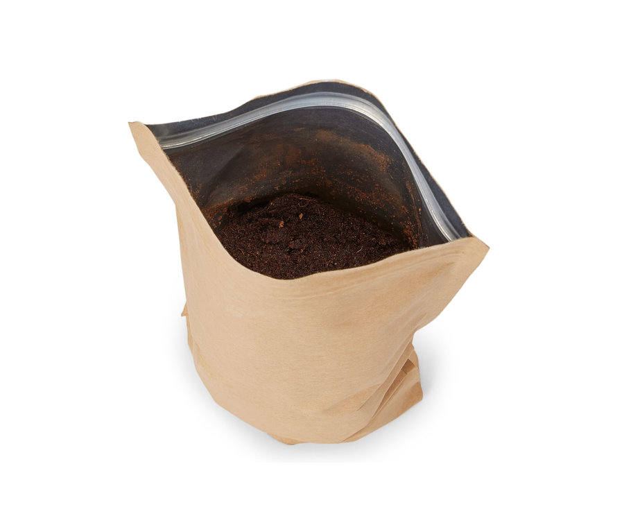 Egy minikert papírzacskóban, földdel és epermagokkal.