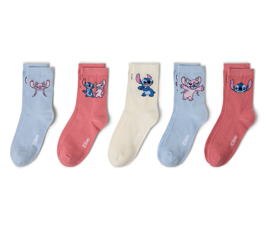 Öt pár zokni fekszik egymás mellett, mindegyiken különböző Stitch-minták rózsaszín, kék és bézs színekben.