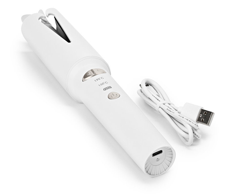 Fehér, vezeték nélküli hajsütővas hőmérséklet-szabályozóval és USB töltőkábellel fekszik egy fehér háttéren.