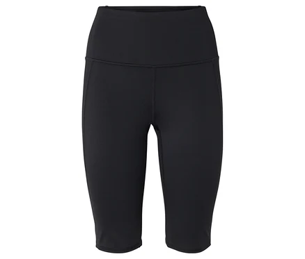 Fekete, térdig érő leggings fehér háttér előtt.