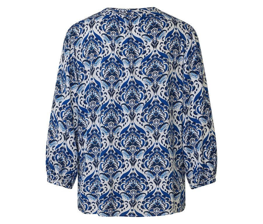 Egy kék-fehér mintás blúz hátulnézete.