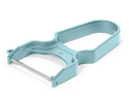 Egy türkizkék Victorinox hámozó fekszik egy fehér háttéren.