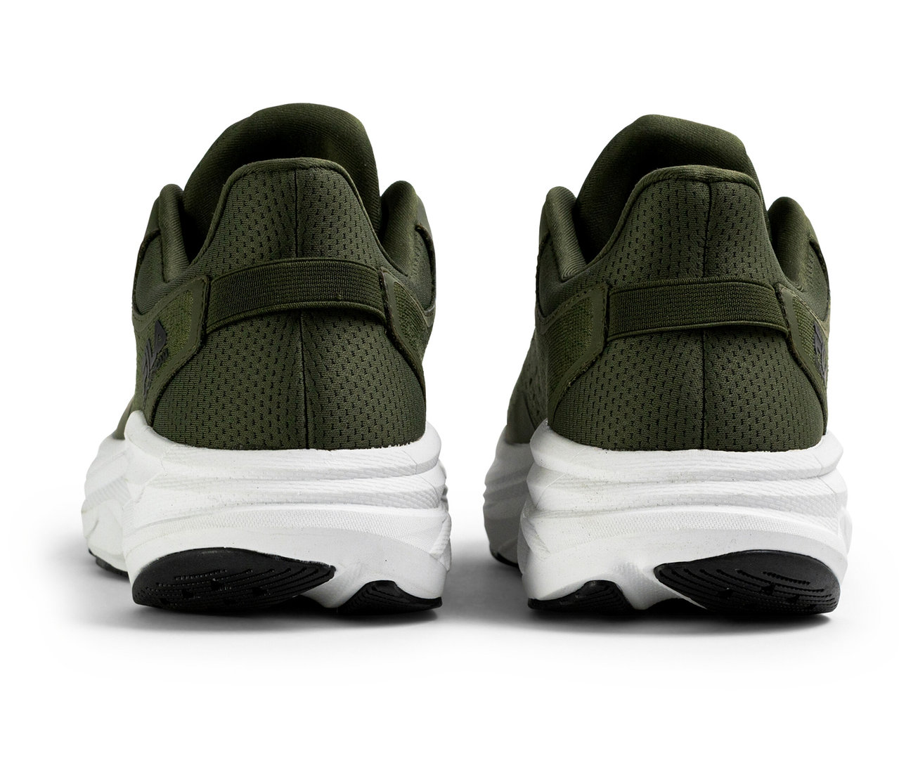 Hátulnézet két FILA Retron férfi sneaker cipőről, beetle-white színben.