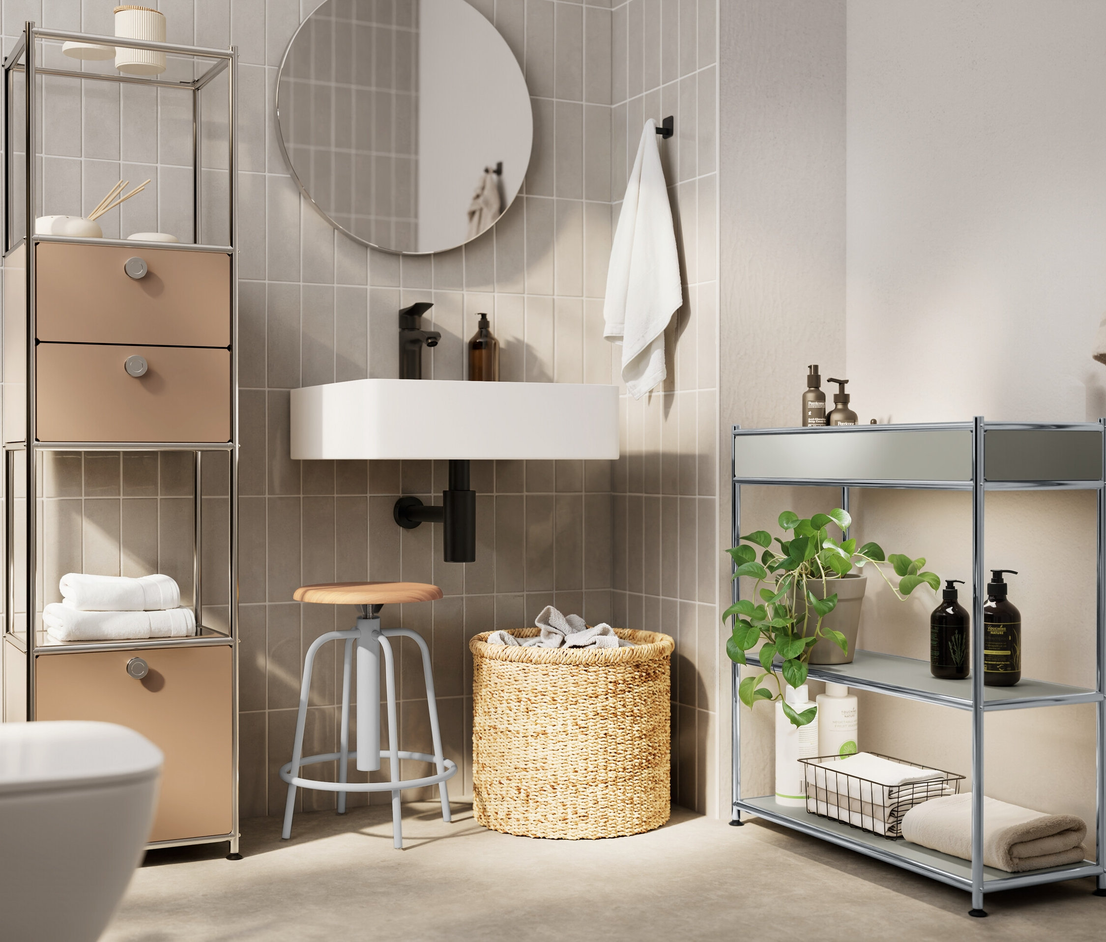 Fürdőszoba nézet mosdóval, tükörrel, törölközővel, székkel, szennyeskosárral és polcokkal.