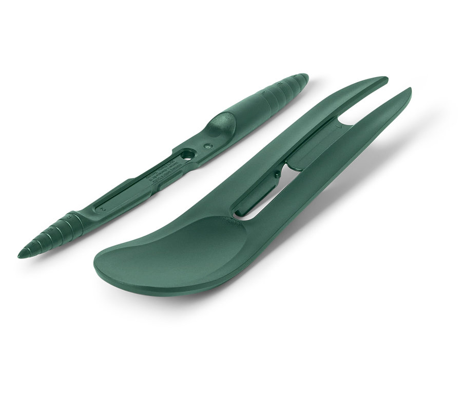 Egy zöld gyepjavító eszköz és egy golflabda vonaljelölő fekszik egy fehér háttéren.