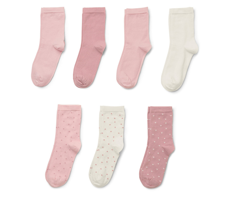 Hét zokni különböző rózsaszín és krémszínű árnyalatokban, némelyik pöttyös.