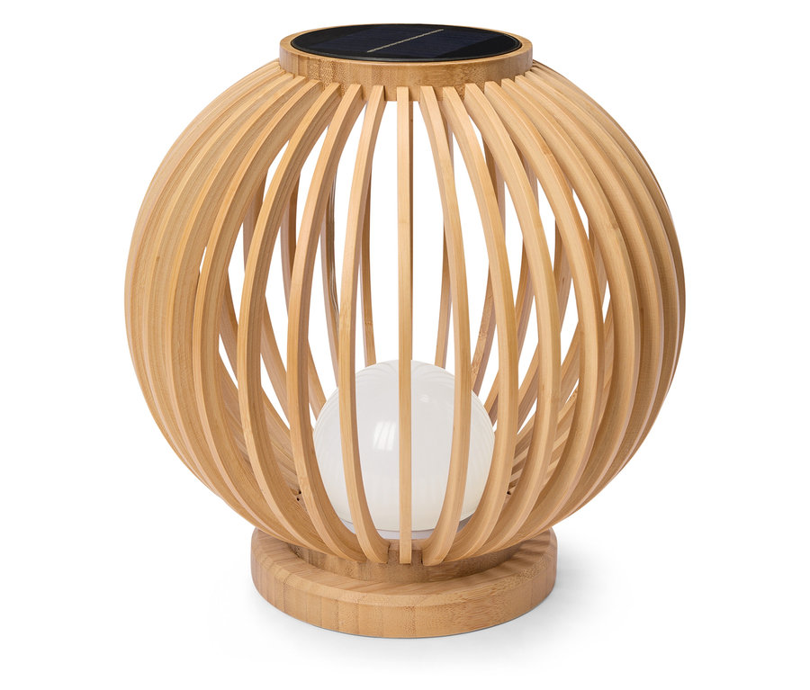 Egy gömb alakú bambusz napelemes lámpa áll egy fehér háttér előtt.