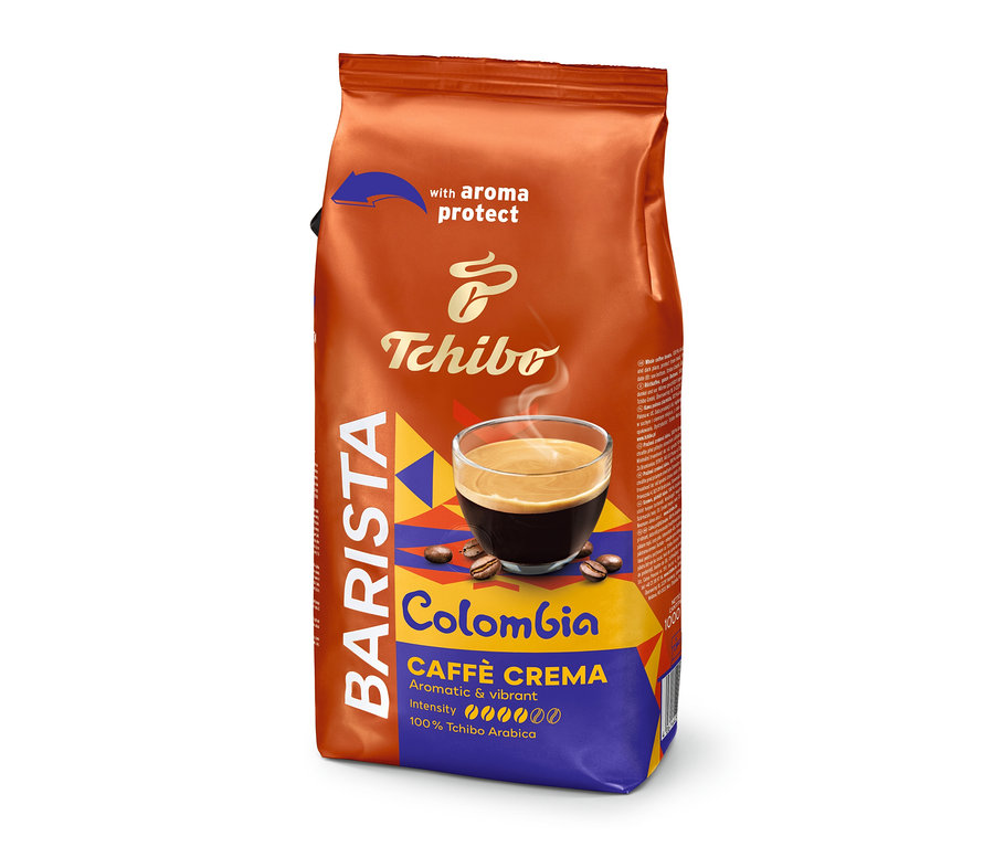 Álló, barna-kék BARISTA Origins Colombia – 1 kg szemes kávé zacskó egy csésze kávéval és kávébabokkal.