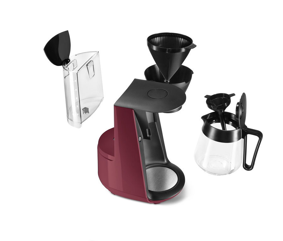 Egy »Let's Brew« filteres kávéfőző, berry színben, és tartozékai.