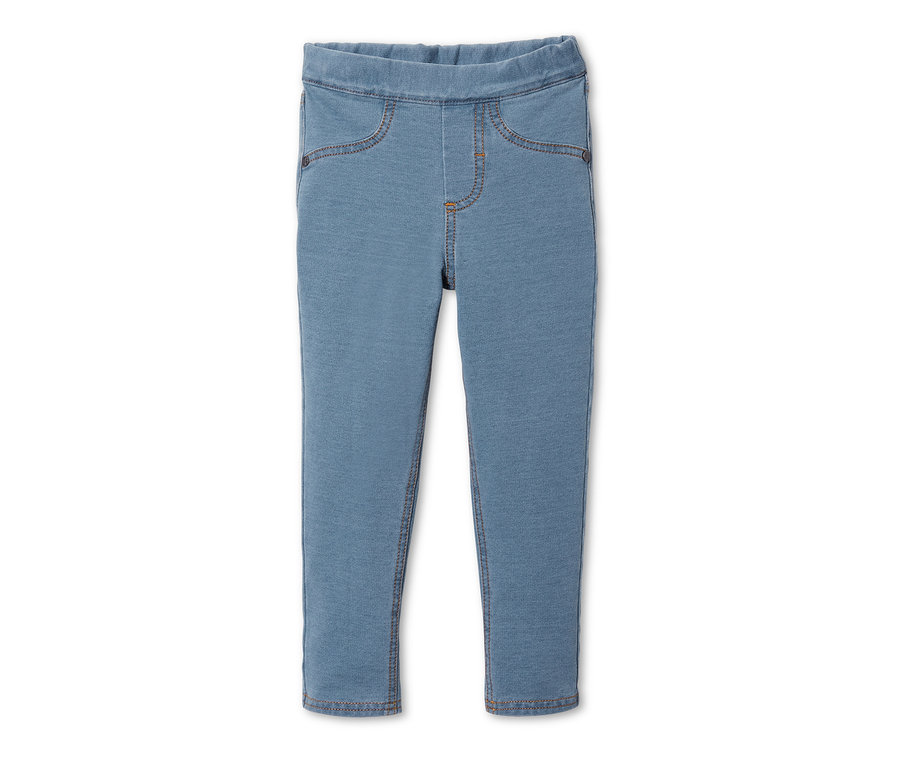 Kék treggings fehér háttérrel.