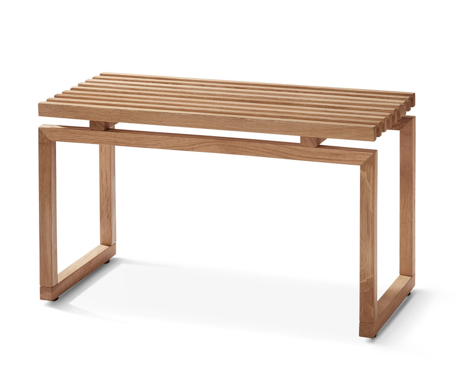 Léces ülőfelületű fa pad.