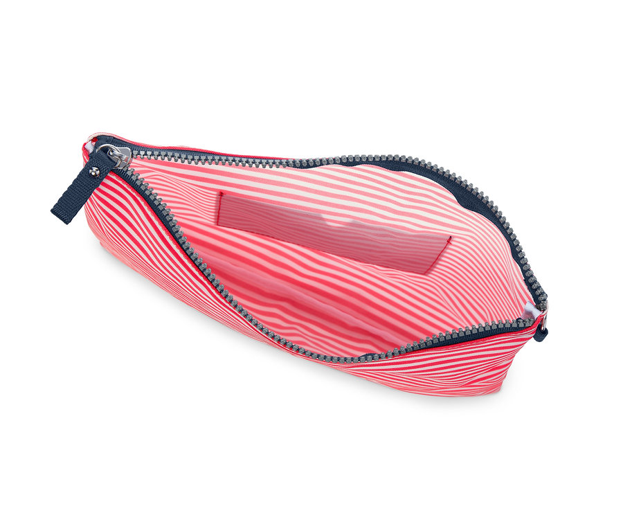 Nyitott, piros-fehér csíkos, cipzáras táska.
