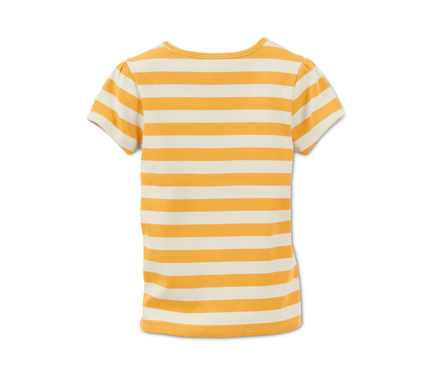 Hátulnézet egy sárga és krémszínű csíkos, bordázott pólóról.