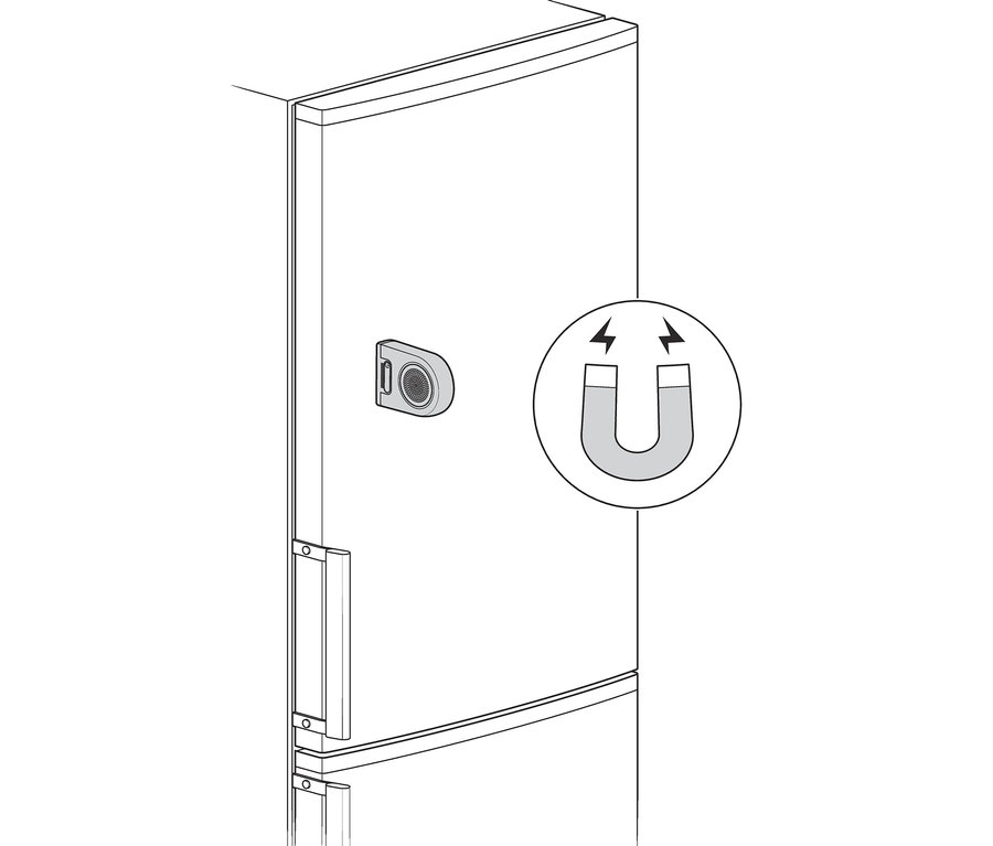 Mágneses Bluetooth hangszóró a hűtőszekrényhez rögzítve.