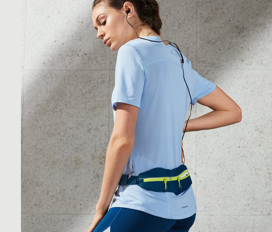 Nő visel kék sportövtáskát.