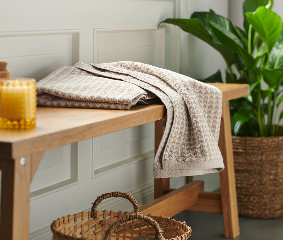 A padon két bézs színű prémium törölköző található.