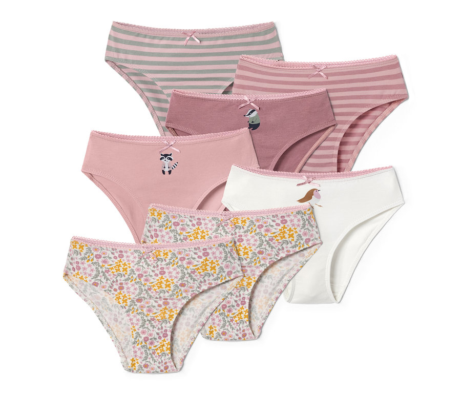 Hét kislány alsó különböző színekben és mintákkal, köztük csíkos, virágos és állatos.