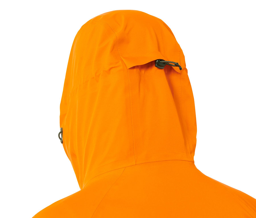 Egy narancssárga férfi hardshell síkabát kapucnijának részlete.