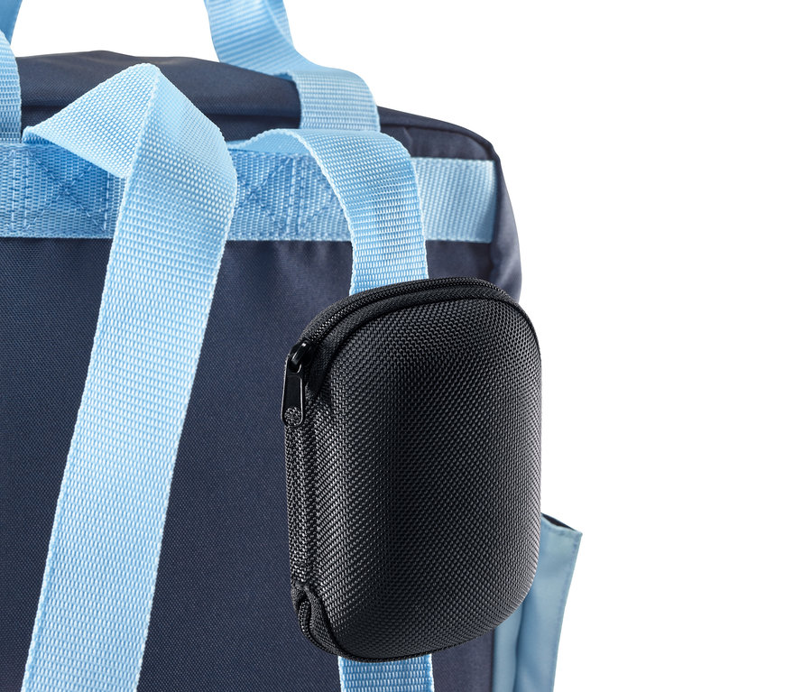 Fekete, cipzáras tok lóg egy kék hátizsák pántján, összecsukható napszemüveghez.