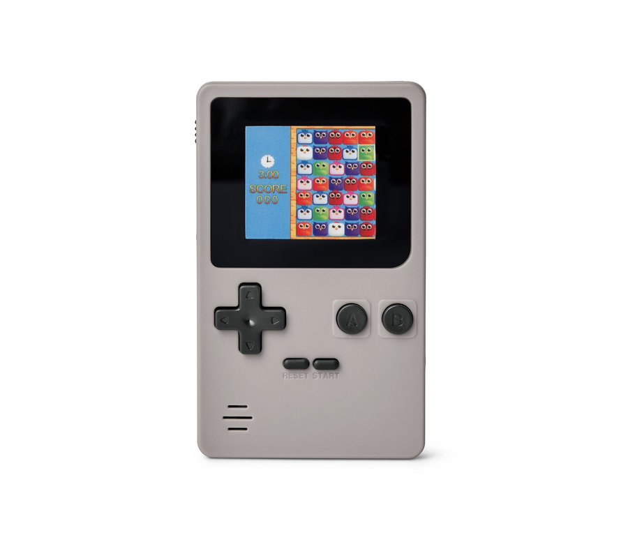 Közeli kép egy mini retro kézi konzolról, melynek képernyőjén egy játék látható.