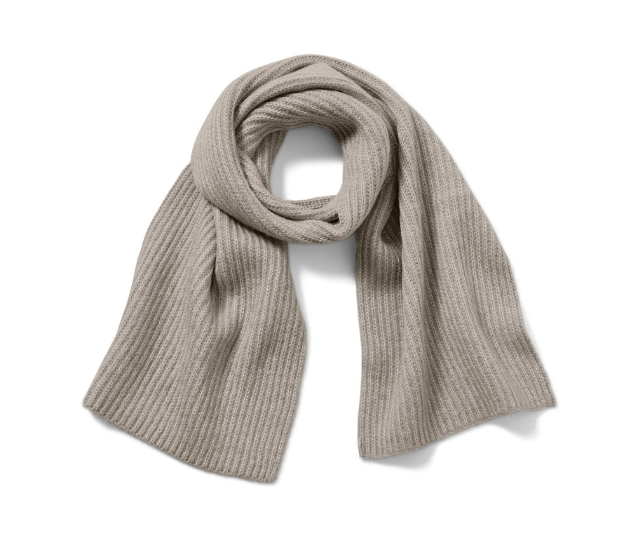 Egy taupe színű kötött sál fekszik feltekerve fehér háttéren.