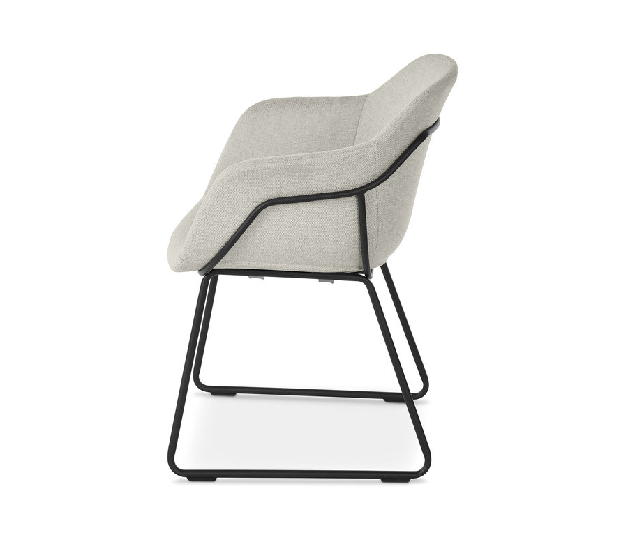 Bézs kárpitozott kagylószék fémlábakkal.