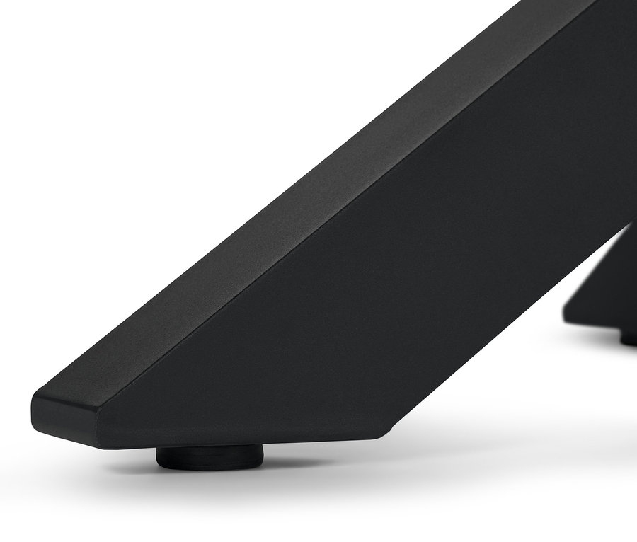 Közelkép egy modern, X alakú teakfa étkezőasztal lábáról.