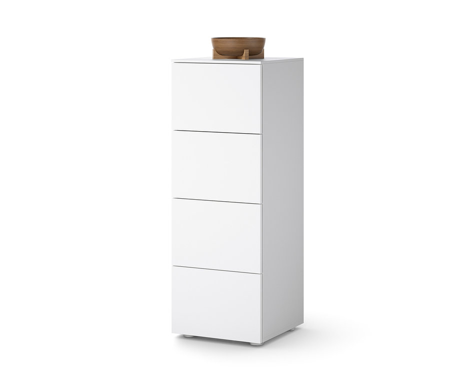 Fehér komód négy fiókkal és egy fa tál a tetején.