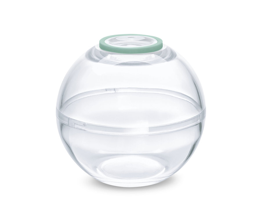 Egy kerek, átlátszó frissentartó gömb világoszöld fedéllel.