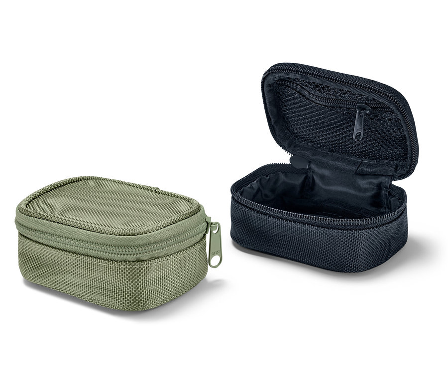 Két mini rendszerezőtáska utazáshoz, egy khaki színű zárt, egy fekete színű nyitott.