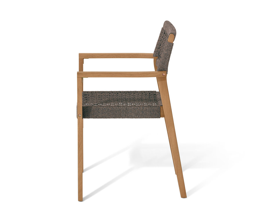 Egy egymásra rakható, textilhálós étkezőszék oldalnézete.