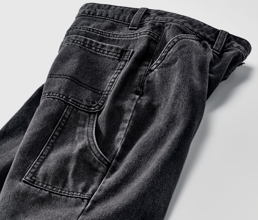 Gyermek oldalzsebes nadrág részlete.