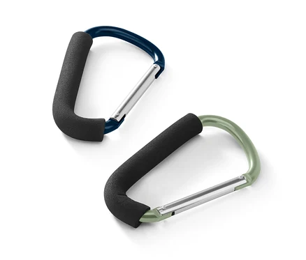 Két XXL-es karabiner horog: egy kék, egy zöld, mindkettő fekete habszivacs fogantyúval.
