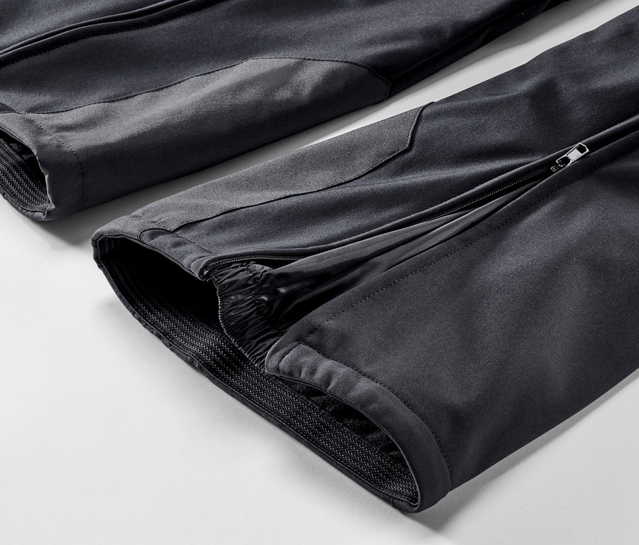 Egy fekete női softshell jet sínadrág részletfotója.