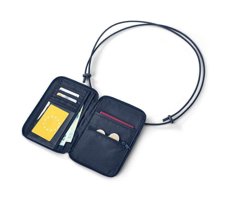 Kinyitott nyakba akasztható biztonsági tárca euró bankjegyekkel, kártyákkal és útlevéllel.