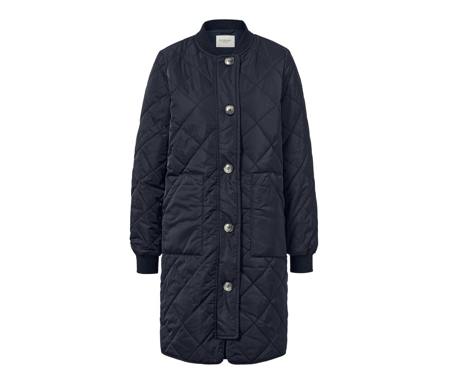 Egy sötétkék, gombos, steppelt kabát.