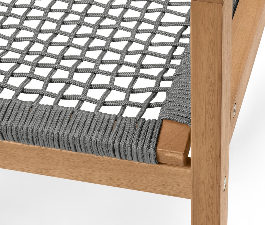 Nagyított kép egy textilhálós kerti székről.