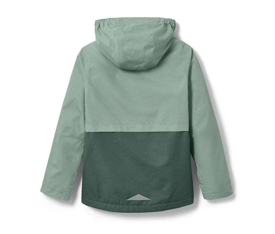 Hátulnézet egy zöld és sötétzöld színű gyerekkabát minden időjárásra.