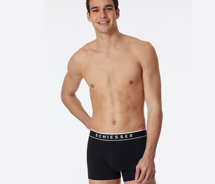 Férfi pózol fekete 3 SCHIESSER boxeralsóban, biopamutból.