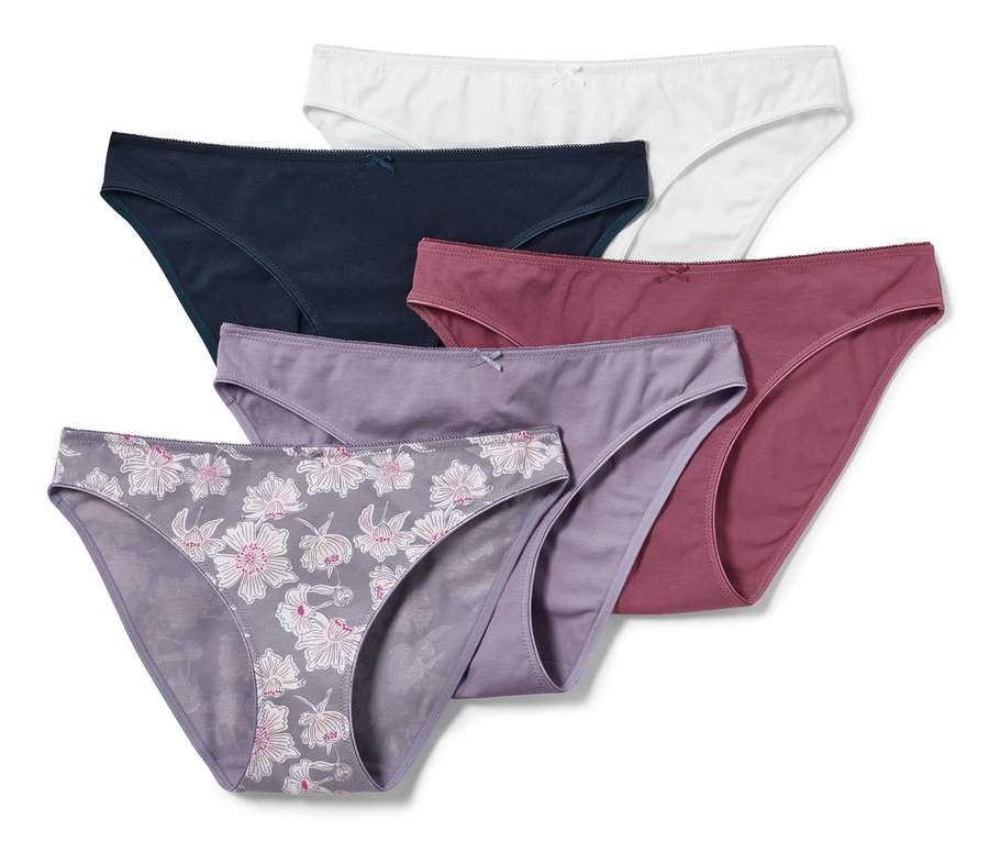 Öt különböző színű és mintázatú női alsó egymáson.
