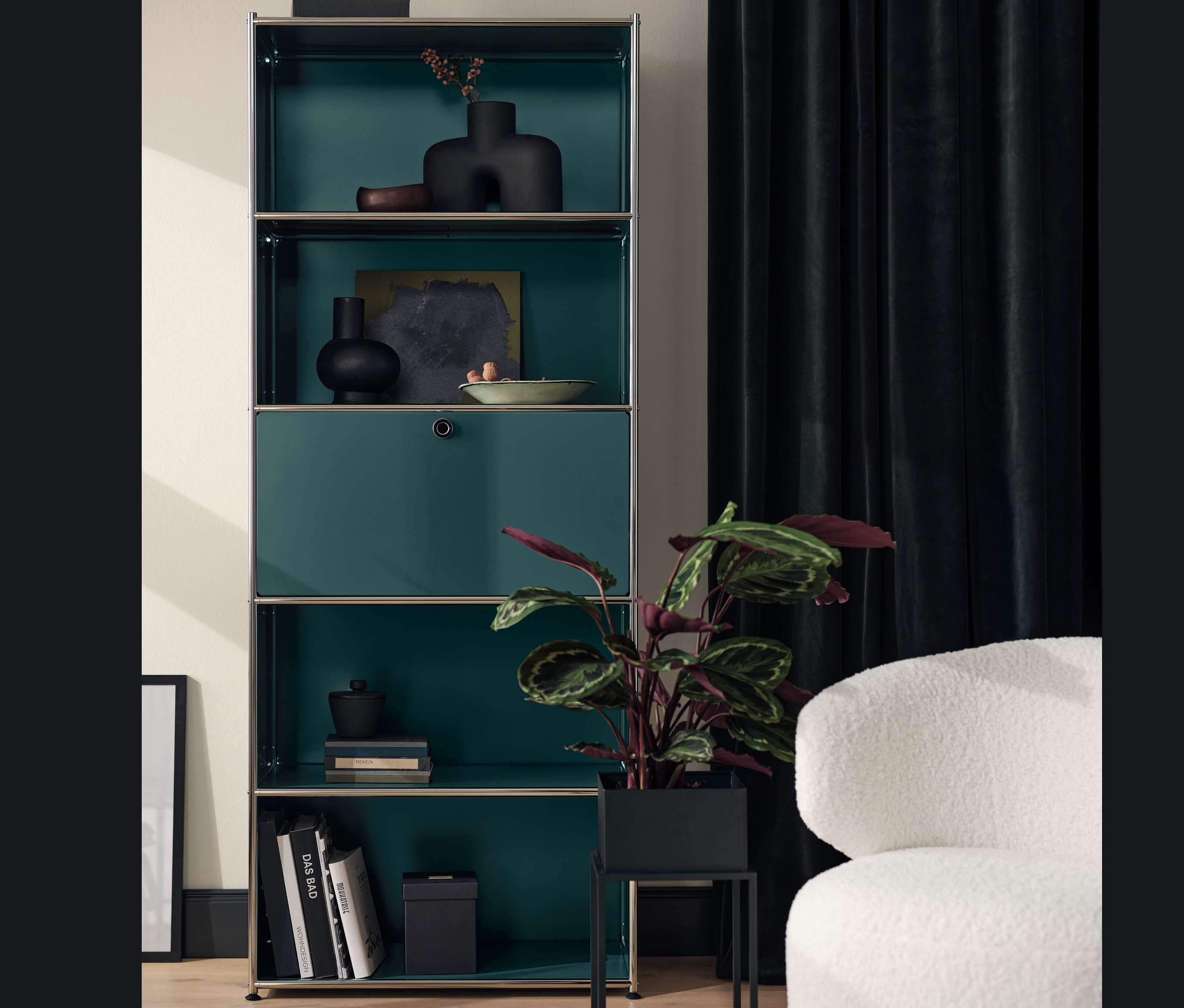 Magas polc »CN3« lenyitható ajtóval és Virágláda egy nappaliban.