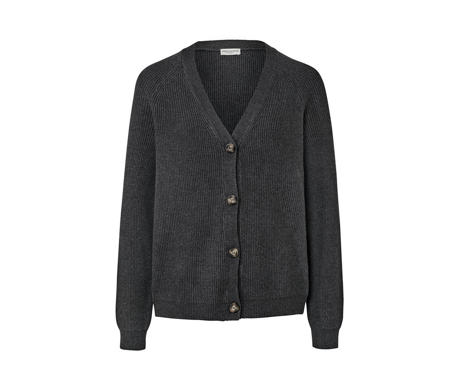 Egy szürke, vastag kötésű, gombos kardigán.