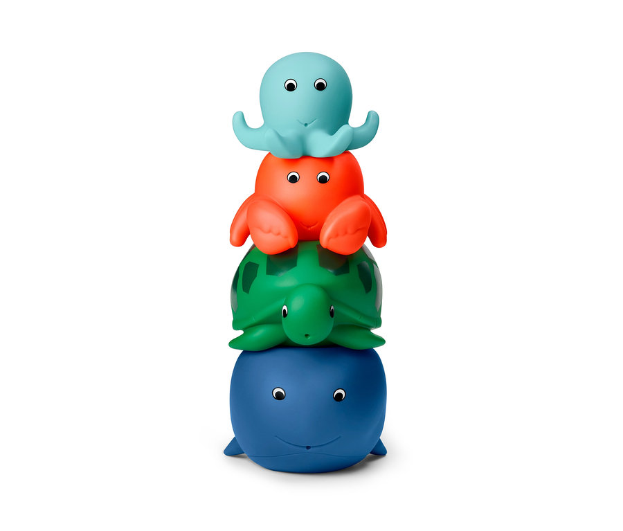 Négy vízspriccelő állatfigura (polip, rák, teknős, bálna) egymásra rakva.