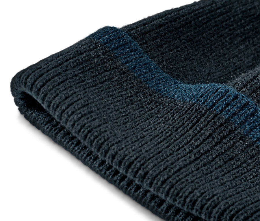 Egy sötétkék kötött sapka közelképe.