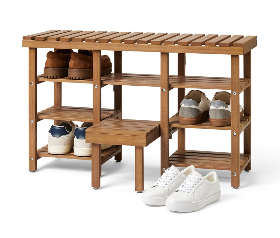 Magasított ülőpad cipőtárolóval, fa kivitelben, fehér háttér előtt. A polcokon cipők találhatók.