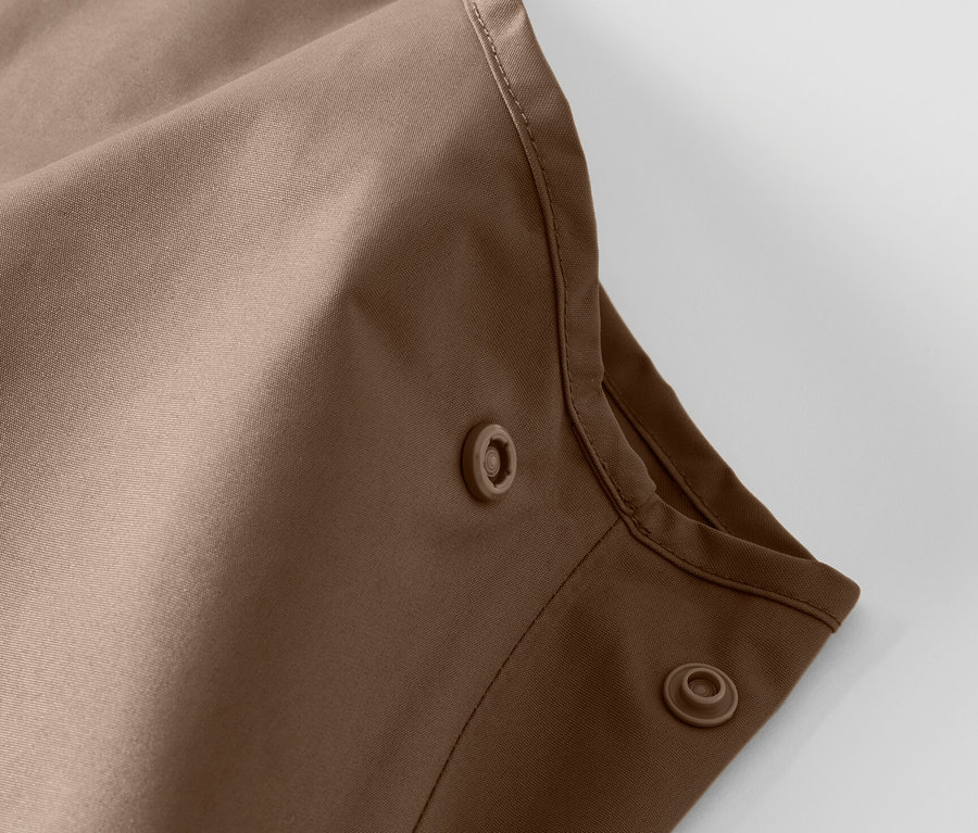 Egy gyermek esőnadrág részlete patentokkal.