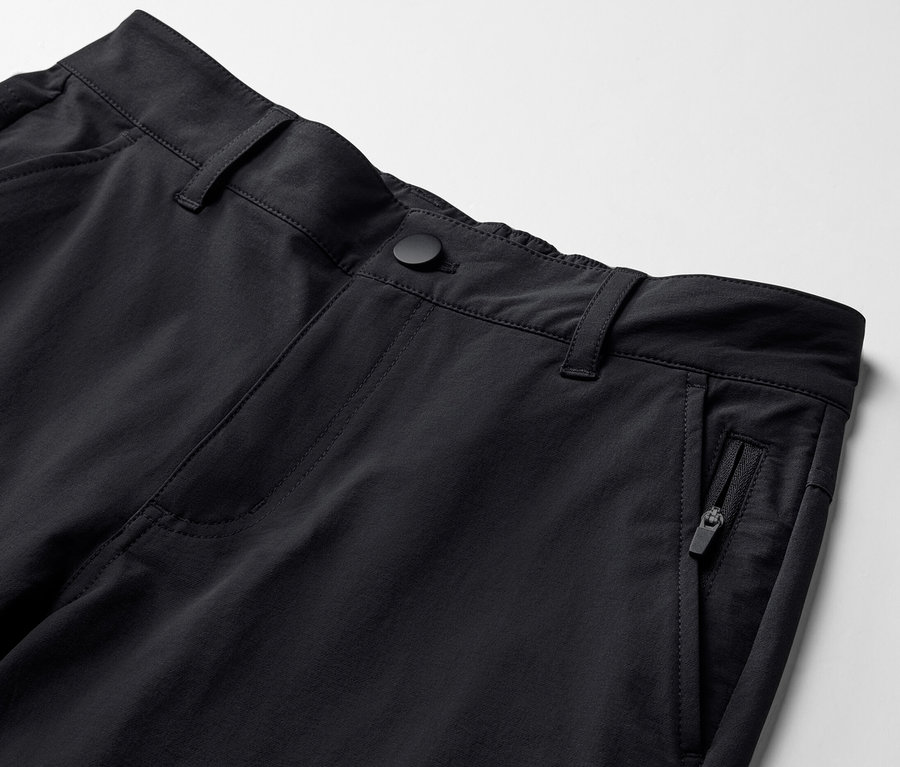 Egy fekete softshell nadrág részlete.