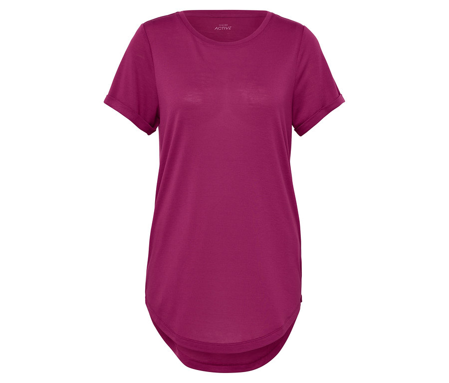 Lila, rövid ujjú, kerek nyakú póló.