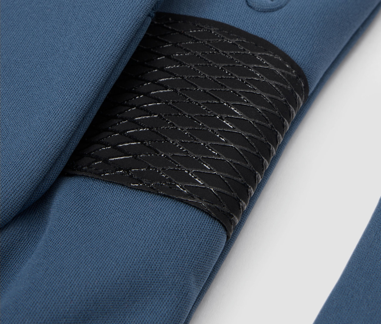 Kék softshell gyerekkesztyű részlete.